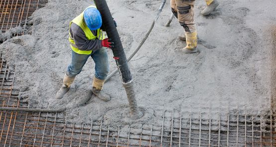 Fertigbeton wird von Bauarbeiter verteilt