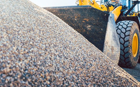 Baumaschine lädt Schotter